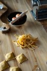 Неузнаваемый человек готовит дома равиоли и макароны — стоковое фото