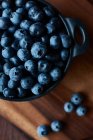Top view of blueberries in a bowl on the wooden table — Stock Photo