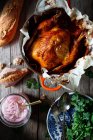 De cima belo jantar de ação de graças com frango assado Pollo pibil na mesa de madeira — Fotografia de Stock