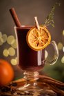 Glühwein oder Weihnachtspunsch Glühwein auf einem Glasbecher mit getrockneten Orangenscheiben — Stockfoto