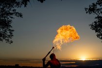 Fire-Eater Woman Performing Spit Fire At Sunset — Stock Photo