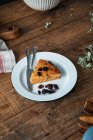 Dall'alto pezzo di torta di zucca deliziosa su piatto su tavolo di legname — Foto stock