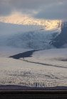 Pendiente de montaña cubierta de nieve blanca temprano en la mañana en invierno en Islandia - foto de stock