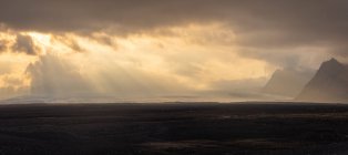 Crête de montagne située contre le ciel nuageux levant du soleil dans la matinée brumeuse dans la campagne d'Islande — Photo de stock
