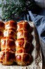 Colheita recém-assado quente cruz pães na assadeira — Fotografia de Stock