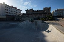 Unbekannter Teenager fährt an sonnigem Tag am Strand Skateboard in Skatepark — Stockfoto