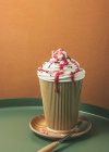 Delicioso sorvete sundae coberto com molho de baga em fundo minimalista colorido — Fotografia de Stock