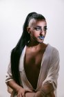 Ritratto di donna barbuta transgender glamour in sofisticato fanno guardando lontano sullo sfondo neutro — Foto stock