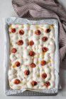 Зверху тісто для смачної фокусії з сушеними помідорами — стокове фото
