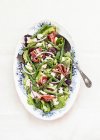 De cima delicioso prosciutto, mussarela e salada de espargos no fundo da mesa branca — Fotografia de Stock