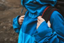 Crop donna in viaggio in comoda giacca blu e bottone zaino di fissaggio — Foto stock