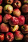 Pommes rouges fraîches sur fond foncé — Photo de stock
