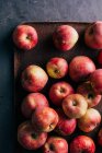 Frische rote Äpfel in einer Schachtel auf dem Tisch — Stockfoto