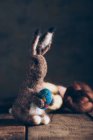 Lapin de Pâques fait à la main en laine et feutre sur table en bois foncé — Photo de stock