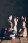 Рука зробила великоднього кролика з вовни і відчула себе на темному дерев'яному столі — стокове фото