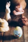 Uova di Pasqua fatte a mano in lana e feltro sul tavolo di legno scuro — Foto stock