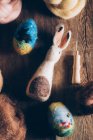 Lapin de Pâques fait à la main en laine et feutre sur table en bois foncé — Photo de stock