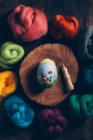 Handgefertigte Ostereier aus Wolle und Filz auf dunklem Holztisch — Stockfoto