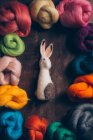 Handgefertigter Osterhase aus Wolle und Filz auf dunklem Holztisch — Stockfoto
