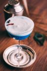 Голубой коктейль на деревянном столе — стоковое фото