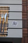 Высокий угол QR-кода меню азиатского ресторана на столе с салфеткой и ножом и вилкой — стоковое фото