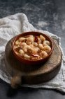 Dall'alto ciotola di deliziosa zuppa di gamberi con peperoncino servita sul tavolo nel ristorante — Foto stock