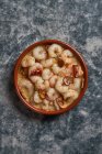 Du dessus bol de délicieuse soupe de crevettes avec des piments servis sur la table dans le restaurant — Photo de stock