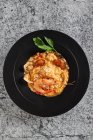 De cima de arroz apetitoso com frutos do mar variados servido em prato na mesa no restaurante — Fotografia de Stock