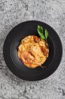 De cima de arroz apetitoso com frutos do mar variados servido em prato na mesa no restaurante — Fotografia de Stock
