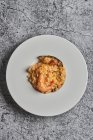 Зверху апетитний рис з різноманітними морепродуктами, що подаються на тарілці на столі в ресторані — стокове фото