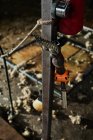 Ржавые металлические ножницы для стрижки овец, свисающих возле металлической балки в сарае в сельской местности — стоковое фото