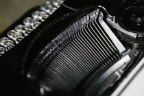 Gros plan sur les types et le mécanisme de la machine à écrire rétro — Photo de stock