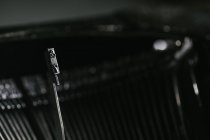 Tiro de close-up de tipos e mecanismo de máquina de escrever retro — Fotografia de Stock