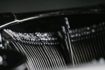 Tiro de close-up de tipos e mecanismo de máquina de escrever retro — Fotografia de Stock