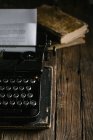 Retro-Vintage-Schreibmaschine steht auf altem Holztisch — Stockfoto