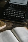 Ретро-винтажная пишущая машинка стоит на старом деревянном столе — стоковое фото