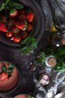 Vue du dessus du bol avec de la soupe froide gaspacho fraise fraîche placée sur une table sombre — Photo de stock