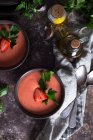 Vista dall'alto della ciotola con gazpacho di fragole fresche zuppa fredda posta sul tavolo scuro — Foto stock