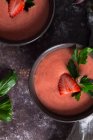 Vista superior de tigelas com sopa fria de morango fresco gaspacho colocado na mesa escura — Fotografia de Stock