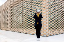 Жінка в куртці та черепашці використовує окуляри VR біля будівельних вікон у денне світло — стокове фото