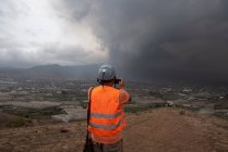 Vista posteriore dell'uomo anonimo che osserva il vulcano in eruzione di Cumbre Vieja a La Palma Isole Canarie 2021 — Foto stock