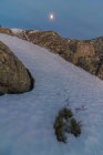 Paesaggio di valle innevata e catena montuosa situato nel Parco Nazionale della Sierra de Guadarrama in Spagna — Foto stock