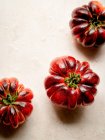 Nahaufnahme von mehreren roten Tomaten auf einem weißen Tisch — Stockfoto