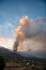 Columna de humo saliendo del cráter. Cumbre Vieja erupción volcánica en La Palma Islas Canarias, España, 2021 - foto de stock