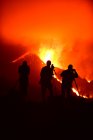 Silhouette umane dei media che registrano e fotografano con treppiedi la lava esplosa a La Palma Isole Canarie 2021 — Foto stock