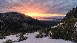 Paysage de crêtes escarpées rugueuses sous un ciel nuageux au coucher du soleil en soirée d'hiver dans les hautes terres — Photo de stock