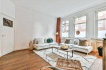 Interno di ampio salone con camino e comodo divano e poltrone in casa contemporanea — Foto stock