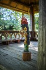 Scultura di drago con ornamento su piedistallo in costruzione invecchiata in bambù a Bali Indonesia — Foto stock