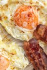 Смачні сонячні яйця зі смаженими смужками бекону на тарілці — стокове фото
