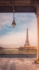 Вид с моста на знаменитую достопримечательность Парижа и архитектурную достопримечательность Эйфелеву башню в зимний день — стоковое фото